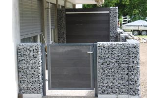 WPC Sichtschutz Anthrazit Tür – WPC-zaun mit Gabionen. WPC Sichtschutz Anthrazit Tür