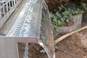 Gabionen mit Wasserfall – Wasserfall. Gabionen mit Wasserfall