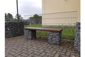Gabione mit Sitzbank – Gabionenbank