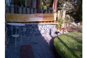 Gabione mit Sitzbank – Gabionenbank