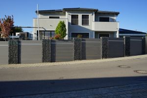 WPC-Sichtschutz – WPC-zaun mit Gabionen. WPC-Sichtschutz