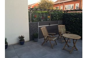 Gabionen mit WPC Basalt – WPC-zaun mit Gabionen. Gabionen mit WPC Basalt