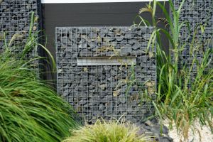 Gabionen mit Wasserfall – Wasserfall. Gabionen mit Wasserfall