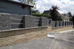 Komposit mit Gabionen – WPC-zaun mit Gabionen. Komposit mit Gabionen