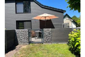 Gabionen WPC-Sichtschutz Gartentor – WPC-zaun mit Gabionen. Gabionen WPC-Sichtschutz Gartentor