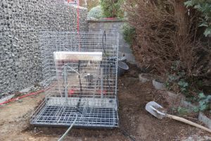 Gabionen mit Wasserfall – Wasserfall. Gabionen mit Wasserfall