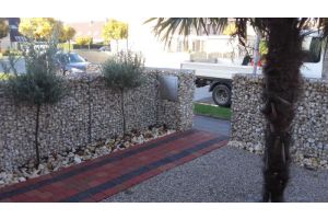 Gabione mit Yellow Sun Bruchstein – Gabionen Briefkasten