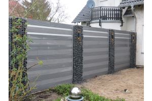 WPC-Sichtschutz – WPC-zaun mit Gabionen. WPC-Sichtschutz