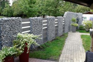 Komposit mit Steinkorb – WPC-zaun mit Gabionen. Komposit mit Steinkorb