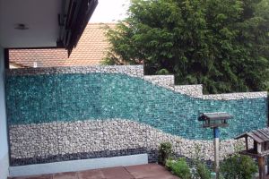 Gabione mit Glasbrocken – Glasbrocken