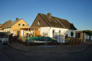 Komposit Sichtschutz – WPC-zaun mit Gabionen. Komposit Sichtschutz