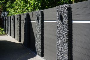 WPC-Sichtschutz – WPC-zaun mit Gabionen. WPC-Sichtschutz