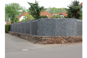 Gabionen mit Basalt Bruchsteine und WPC Sichtschutz – Basalt Bruchsteine Inspiration. Gabionen mit Basalt Bruchsteine und WPC Sichtschutz