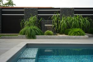 WPC-Sichtschutz – Wasserfall. WPC-Sichtschutz