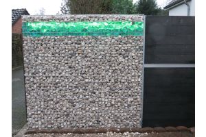 WPC Sichtschutzzaun mit Gabionen mit Glasbrocken – Glasbrocken