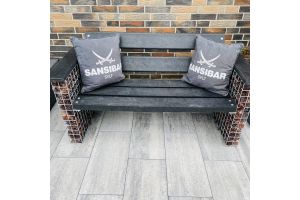Gabione mit Sitzbank mit Glasbrocken – Glasbrocken