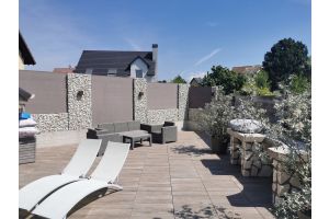 Komposit-Sichtschutz mit Gabionen in Frankreich – WPC-zaun mit Gabionen. Komposit-Sichtschutz mit Gabionen in Frankreich