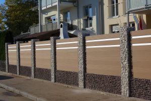 Komposit Sichtschutz – WPC-zaun mit Gabionen. Komposit Sichtschutz