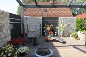 Komposit Sichtschutz Anthrazit mit Alu Streifen – WPC-zaun mit Gabionen. Komposit Sichtschutz Anthrazit mit Alu Streifen