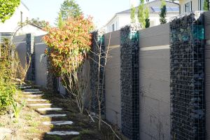 WPC-Sichtschutz – WPC-zaun mit Gabionen. WPC-Sichtschutz