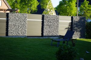 WPC-Sichtschutz – WPC-zaun mit Gabionen. WPC-Sichtschutz