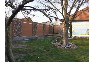 WPC Sichtschutzzaun mit Gabionen mit Grauwacke Bruchstein – Grauwacke Bruchsteine