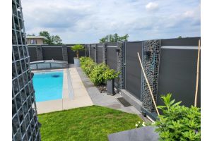 Gabionen mit Komposit – WPC-zaun mit Gabionen. Gabionen mit Komposit