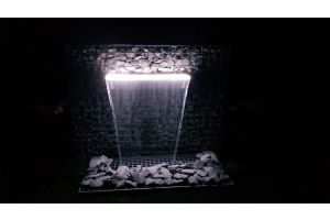 Gabionen mit Wasserfall – Wasserfall. Gabionen mit Wasserfall