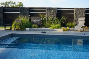 Komposit Sichtschutz Anthrazit – WPC-zaun mit Gabionen. Komposit Sichtschutz Anthrazit