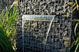 Gabionen mit Wasserfall – Wasserfall. Gabionen mit Wasserfall