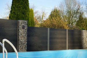 WPC-Sichtschutz – WPC-zaun mit Gabionen. WPC-Sichtschutz