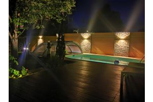 Gabionenzaun mit Grauwacke Bruchsteine – WPC-zaun mit Gabionen. Gabionenzaun mit Grauwacke Bruchsteine