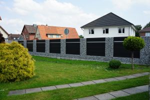 Gabionen mit Komposit – WPC-zaun mit Gabionen. Gabionen mit Komposit