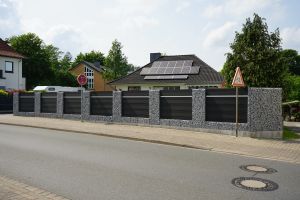 Gabionen mit Komposit – WPC-zaun mit Gabionen. Gabionen mit Komposit