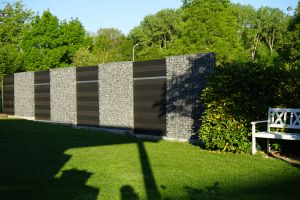 WPC-Sichtschutz – WPC-zaun mit Gabionen. WPC-Sichtschutz