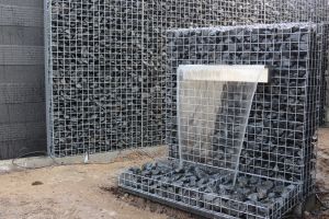 Gabionen mit Wasserfall – Wasserfall. Gabionen mit Wasserfall
