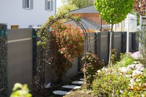 WPC-Sichtschutz – WPC-zaun mit Gabionen. WPC-Sichtschutz
