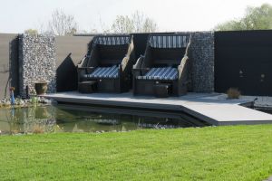 Teich mit Gabionen und WPC – Wasserfall. Teichumrandung aus Gabionen. Abschalten und genießen: Insbesondere in den warmen Sommermonaten z...