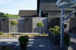 Gartenkamine – WPC-zaun mit Gabionen. Gartenkamine