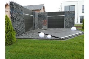 Gabionen mit Basalt Bruchsteine – WPC-zaun mit Gabionen. Gabionen mit Basalt Bruchsteine