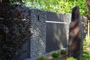 WPC-Sichtschutz – WPC-zaun mit Gabionen. WPC-Sichtschutz