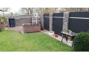 Komposit-Gartenzaun – WPC-zaun mit Gabionen. Komposit-Gartenzaun
