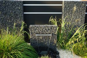 Gabionen mit Wasserfall – Wasserfall. Gabionen mit Wasserfall