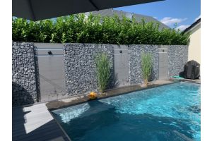 WPC-Sichtschutz mit Gabionen und Graublaue Alpensteine – WPC-zaun mit Gabionen. WPC-Sichtschutz mit Gabionen und Graublaue Alpensteine