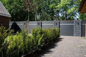 WPC-Sichtschutz – WPC-zaun mit Gabionen. WPC-Sichtschutz