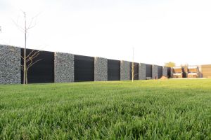 Komposit Sichtschutz – WPC-zaun mit Gabionen. Komposit Sichtschutz