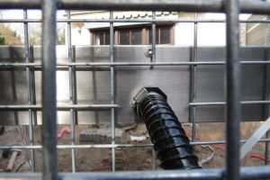 Gabionen mit Wasserfall – Wasserfall. Gabionen mit Wasserfall