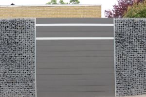 Komposit Sichtschutz Anthrazit mit Alu Streifen – WPC-zaun mit Gabionen. Komposit Sichtschutz Anthrazit mit Alu Streifen