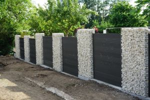 Gabionen mit Wpc – WPC-zaun mit Gabionen. Gabionen mit Wpc