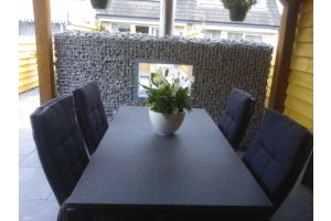 Gabionen Durchsichtkamin auf Tischhöhe – Norwegen Granit